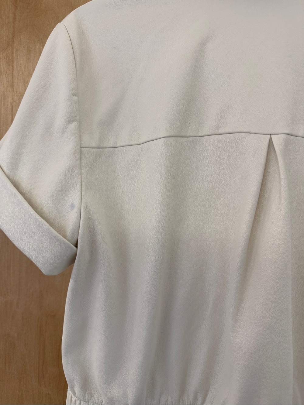 Alice + Olivia Leon Off White Vegan Leather Twist Front Crop Top - Picture 11 of 16